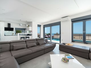 Das Wohnzimmer mit Küche- mit Terrassenausgang