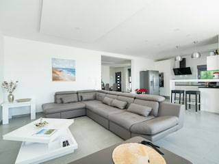 Das Wohnzimmer mit Küche