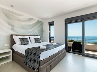 Das Schlafzimmer 1 mit Doppelbett-Balkon mit Meerblick