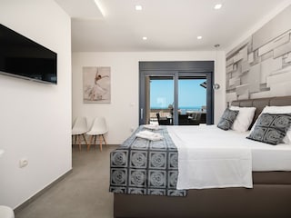 Das Schlafzimmer 2 mit Balkon und Meerblick