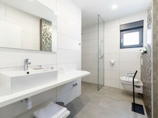 Ensuite Badezimmer 2
