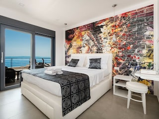 Das Schlafzimmer 4 mit Balkon und Meerblick