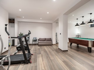 Fitnessbereich mit Billard