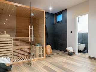 Wellnessbereich mit Sauna und Badezimmer