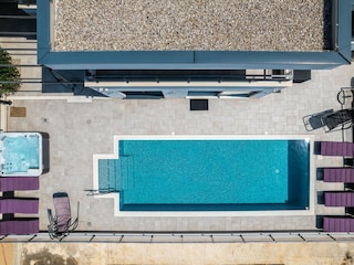 Villa Hota mit Pool, Terrasse mit Whirlpool