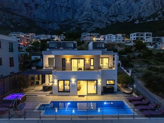 Villa Hota mit Pool, Terrasse mit Whirlpool