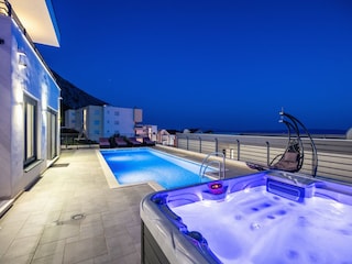 Terrasse mit Whirlpool und Pool
