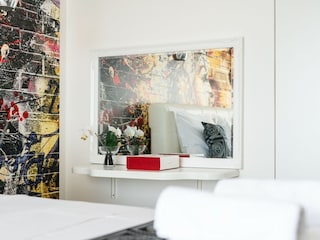 Das Schlafzimmer 4 mit Balkon und Meerblick