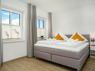 Schlafzimmer mit bequemem Boxspringbett