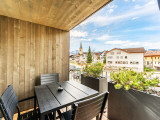 Balkon mit Ausblick auf Kirche und Berge (Hochgrat)