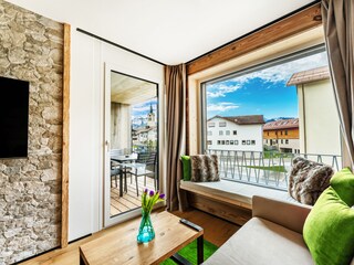 Wohnbereich mit Sitzfenster und Balkon
