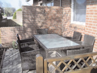 Terrasse mit Rattan-Garnitur