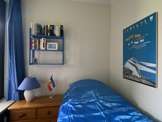 Schlafzimmer mit Fenster zum Balkon