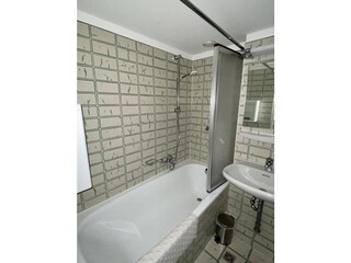 Bad mit Badewanne und Toilette