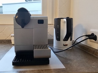 Nespresso-Kaffeemaschine und Teekocher