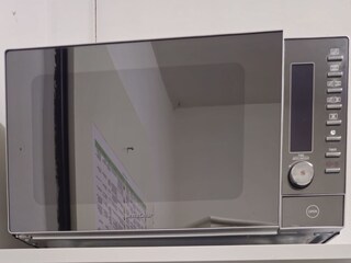 Microwave oven with baking function