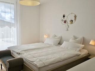 Schlafzimmer mit Doppelbett (2 Matratzen, je 90x200cm)