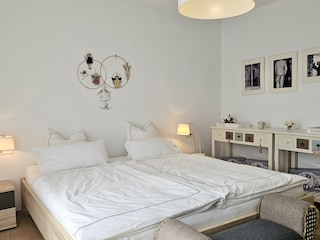 Schlafzimmer mit Doppelbett (2 Matratzen, je 90x200cm)