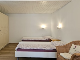 Schlafzimmer mit 2 Einzelbetten (je 100x200cm)