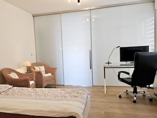 Schlafzimmer mit 2 Einzelbetten (je 100x200cm)