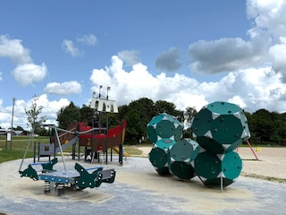 Großer Spielplatz am Strand
