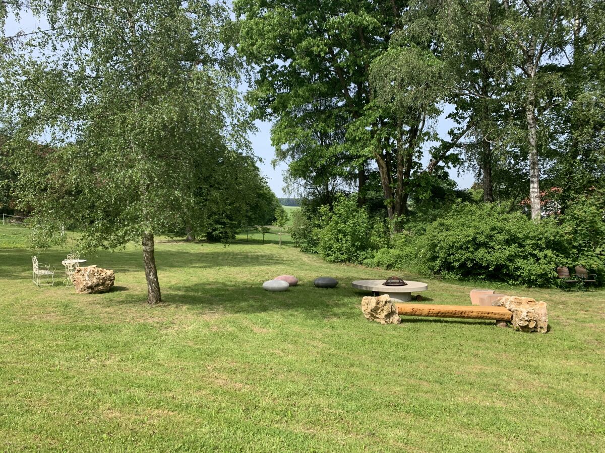 Energieplatz im Garten von Schloss Hürbel