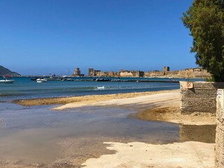 Der Strand und die Burcht von Methoni