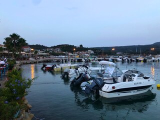 Abends gemütlich Speisen am Hafen von Finikounda