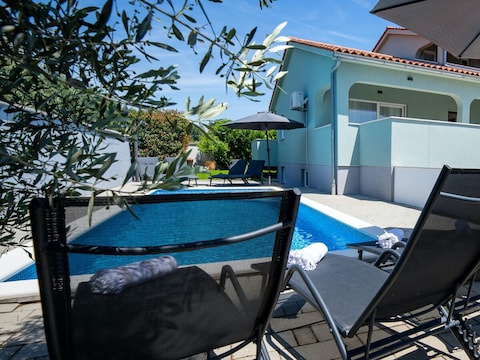 Casa per le vacanze VANESSA con piscina vicino a Pula