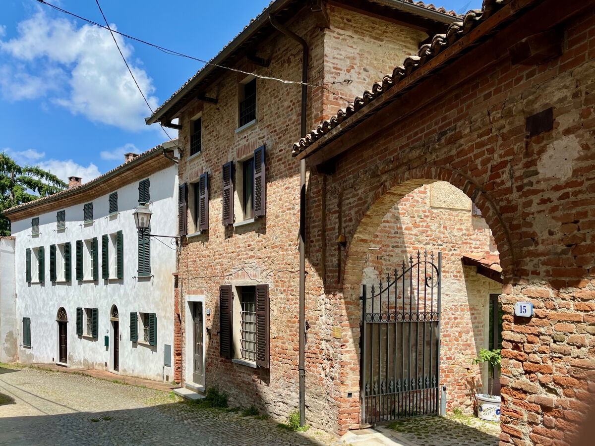 Einfahrt zur Villa Torre von der Straße aus