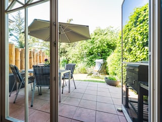 Terrasse mit Esstisch und Grill