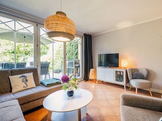 Wohnbereich mit Sitzecke und Smart TV