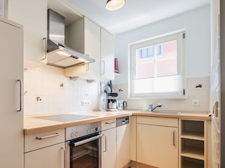 Vollausgestattete Küche mit Spülmaschine