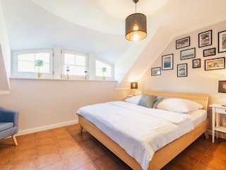 Schlafzimmer 1 - Doppelbett 180x200 und TV