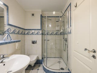 Badezimmer im Obergeschoss mit Badewanne, Dusche und WC