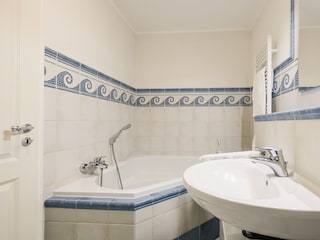 Badezimmer im Obergeschoss mit Badewanne, Dusche und WC