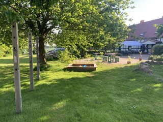 Spielplatz und Eingang zum Café