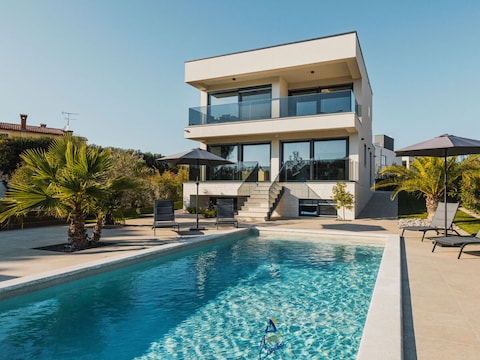 Villa Sandro: Luxurious Retreat Near Poreč