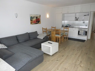 Wohnzimmer mit moderner Küchenzeile
