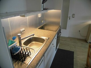 moderne Einbauküche mit Backofen