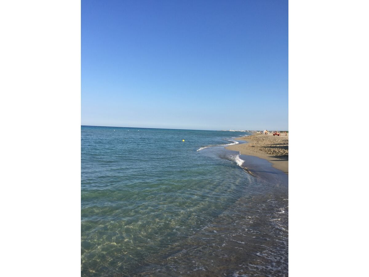 Blick vom Sandstrand Richtung Hafen