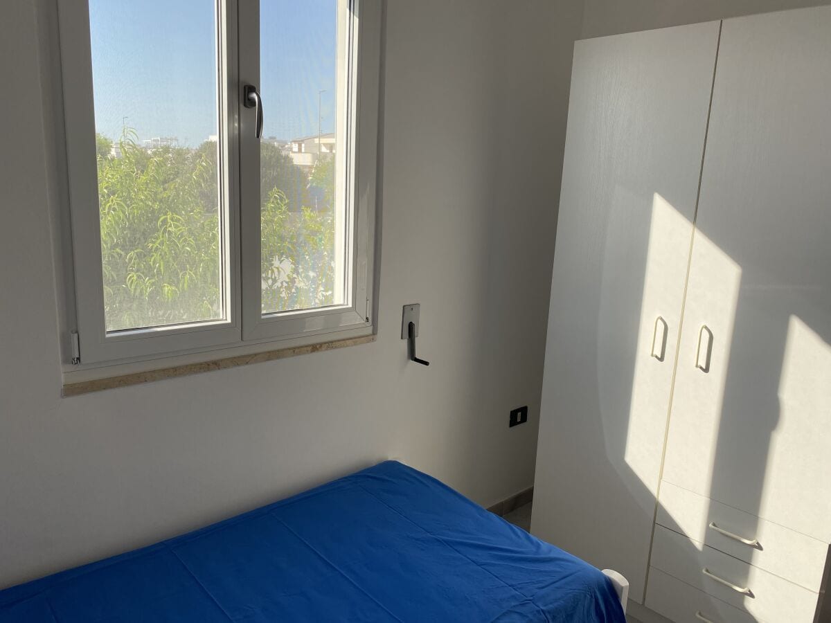 Aussicht in den Garten vom 2-Bett Zimmer mit Schrank