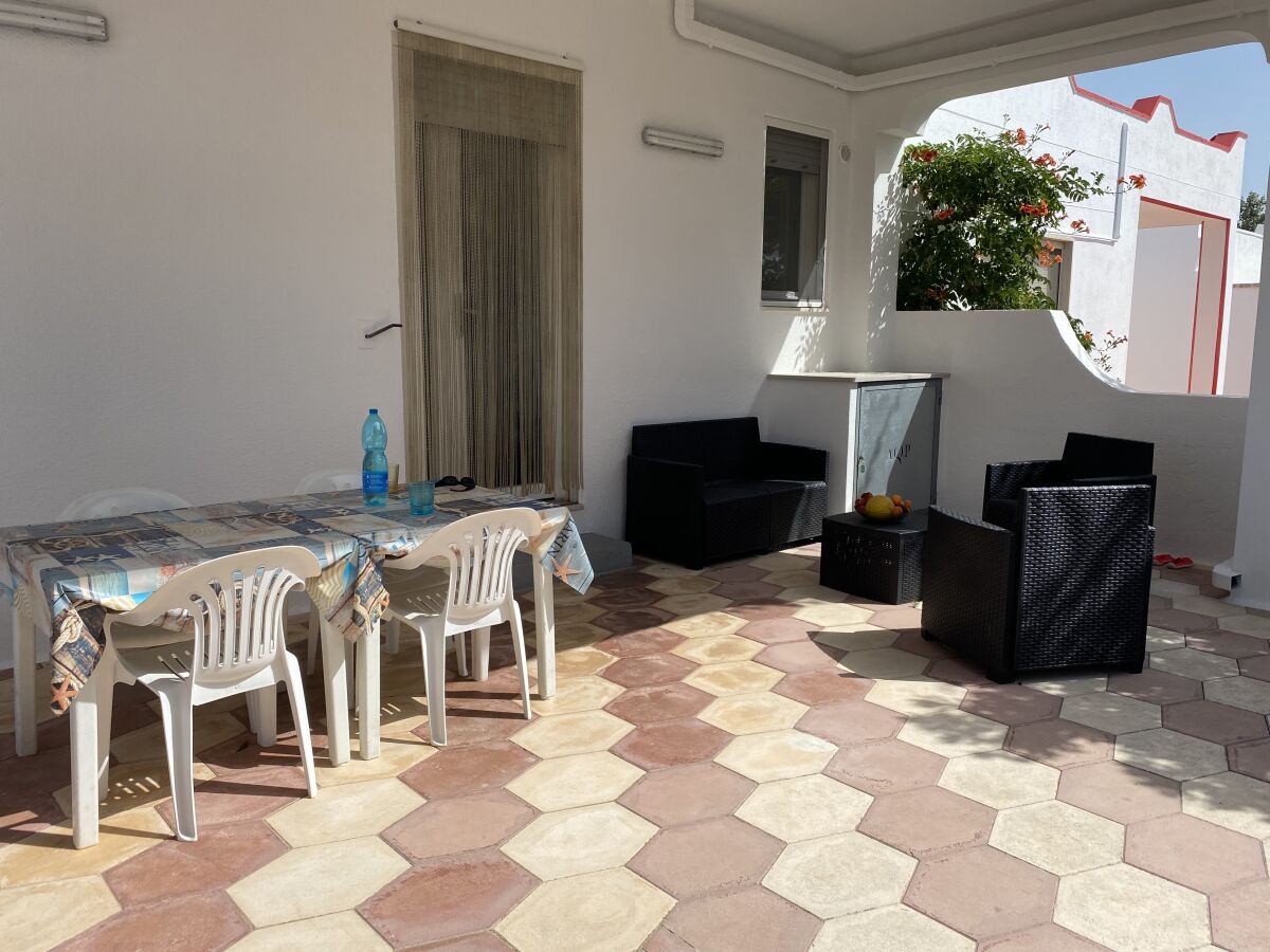 Veranda mit Sitzgruppe, Blick Richtung Nachbarhaus