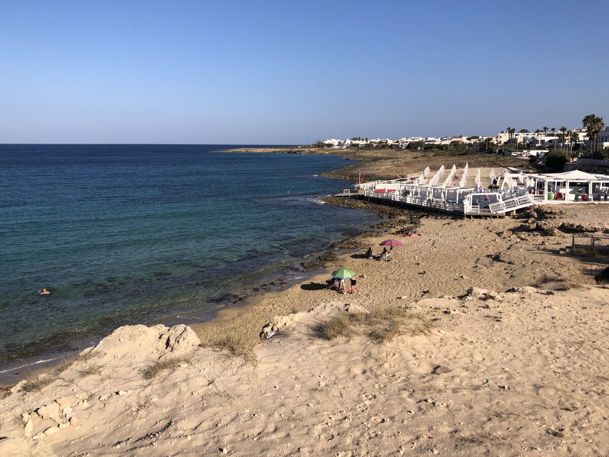 Sicht auf die 2 Meeresbucht mit Strandbar