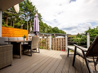 Terrasse mit großem Sitzbereich und Seeblick