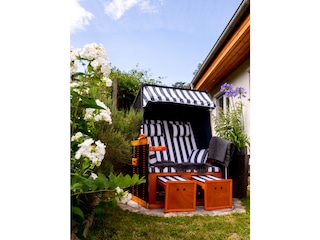 Umzäunter Garten mit Strandkorb