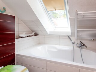 Bad im Obergeschoß mit Badewanne