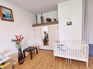 aufgebautes Kinderbett (60 x 120 cm) im Schlafzimmer