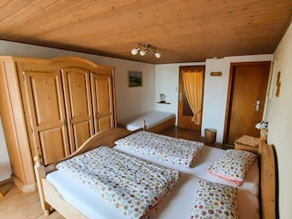 Schlafzimmer 1 (Doppelbett und Einzelbett)