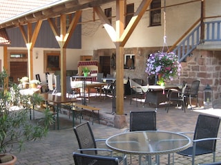 Sitzmöglichkeiten im Innenhof